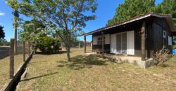 sítio em condomínio fechado com casa de costaneira duplada