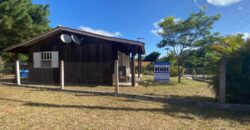 sítio em condomínio fechado com casa de costaneira duplada